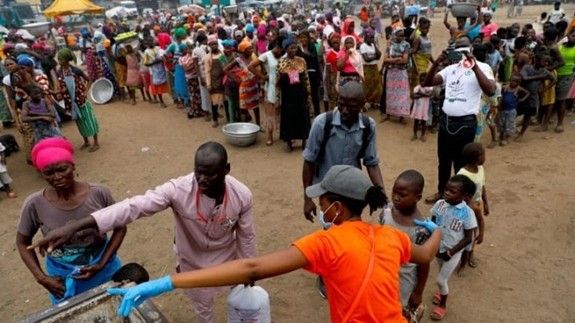 加纳人民排队等候援助物品。（图片来源：路透社）