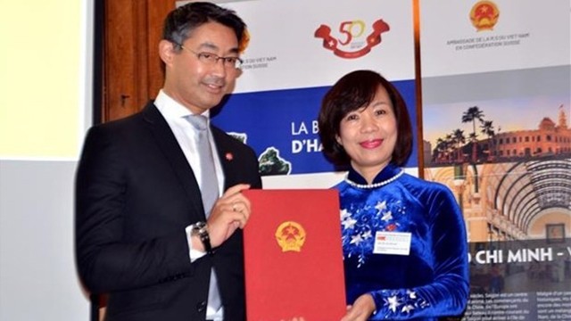 越南驻瑞士大使黎玲兰和首任越南驻瑞士名誉领事菲利普•勒斯勒尔。（图片来源：越通社）