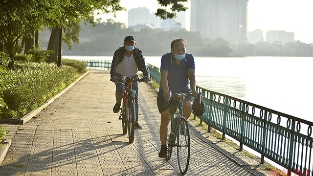 河内阳光明媚的天气有利于下午骑自行车环西湖。（图片来源：明维 摄）