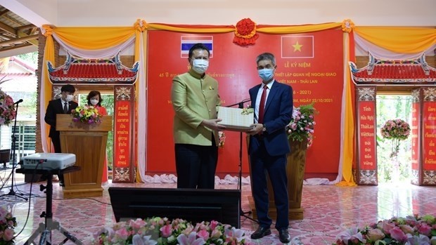 越南驻泰国孔敬府总领事朱德勇和那空帕农府府长 Chathip Ruchanaseri 交换纪念品。