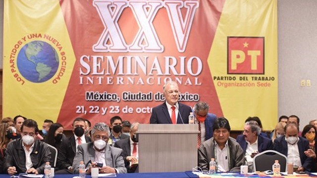 墨西哥劳动党总书记阿尔贝托·安纳亚·古铁雷斯在研讨会上发表讲话。