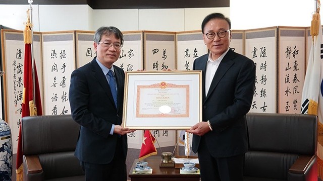 越南驻韩国大使阮武松向越南驻韩国釜山-庆尚南道地区名誉总领事授予政府总理奖状。