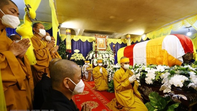 恭迎越南佛教协会证明理事会法主释普慧长老金棺入塔。（图片来源：越通社）