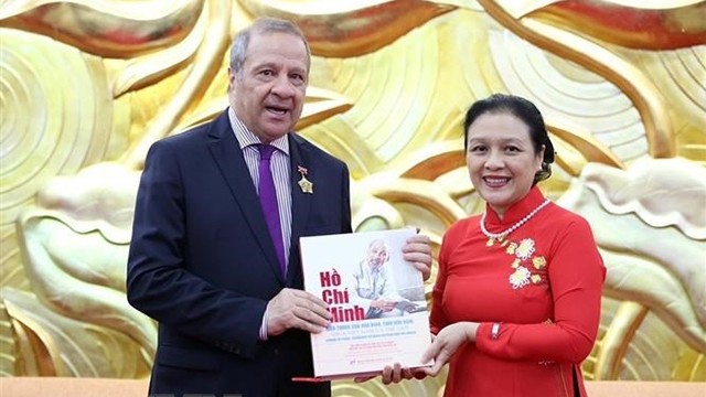 越南授予阿尔及利亚驻越大使友谊纪念章。（图片来源：越通社）