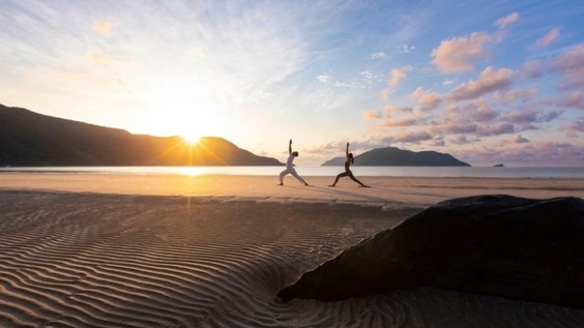 游客在昆岛海岸练瑜伽。（图片来源：越通社）