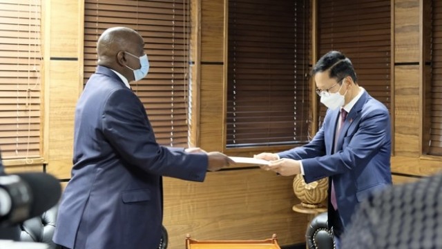 越南驻南非兼驻博茨瓦纳大使黄文利向博茨瓦纳总统莫西韦西·马西西递交国书。（图片来源：越通社）
