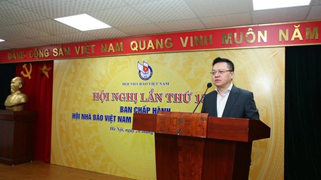 越南新闻工作者协会新任主席黎国明在会上发言。