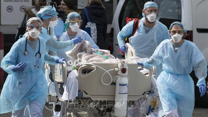 医务人员2020年3月22日将新冠肺炎确诊病例运送到法国米卢斯的一所医院。（图片来源： AFP/TTXVN）