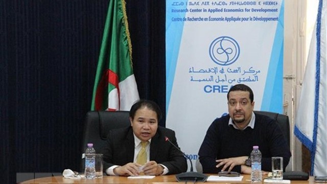 阿尔及利亚发展应用经济研究中心主任穆迪尔和越南驻阿尔及利亚商务参赞黄德润共同主持座谈会。