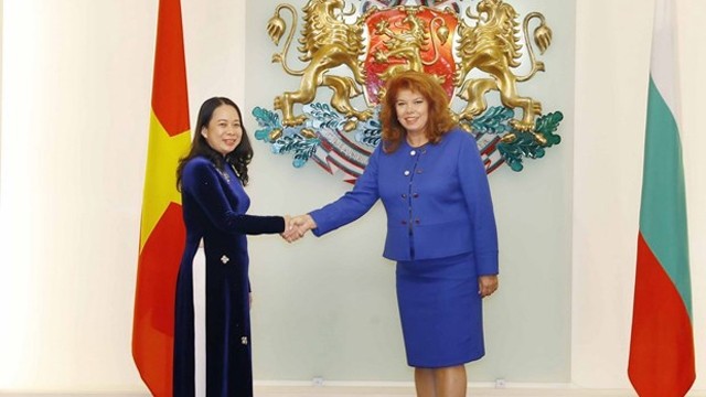 越南国家副主席武氏映春和保加利亚副总统伊利亚娜·约托娃握手。