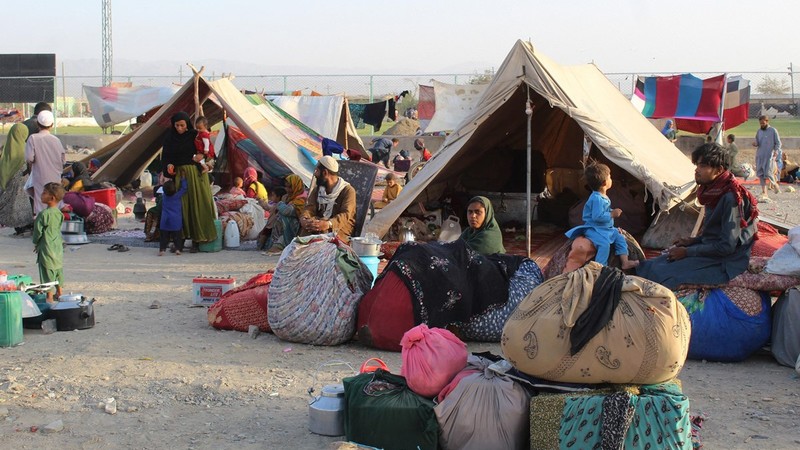 2021年8月31日，阿富汗难民在阿富汗和巴基斯坦边界区域做临时帐篷。（图片来源：AFP/TTXVN）