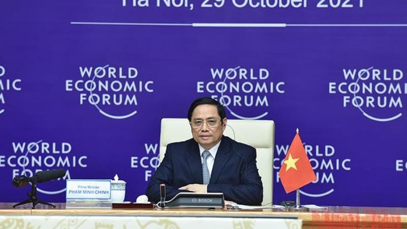越南政府总理范明正以视频方式出席越南与世界经济论坛国家战略对话。