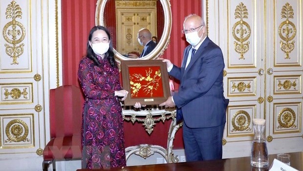 国家副主席武氏映春向葡萄牙外长奥古斯托·桑托斯·席尔瓦赠送纪念品。（图片来源：越通社）