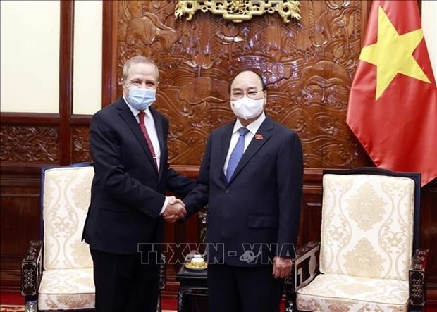 越南国家主席阮春福与前来辞行拜会的阿尔及利亚驻越大使穆罕默德·贝拉。（图片来源：越通社）