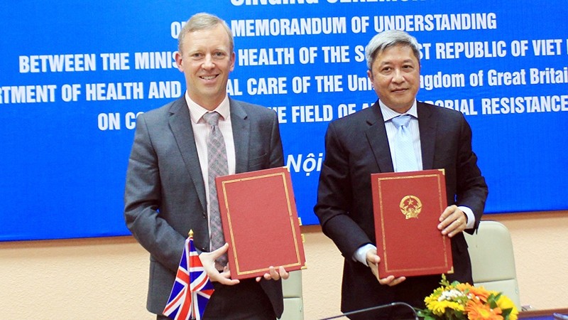 越南与英国医疗合作谅解备忘录签署仪式。