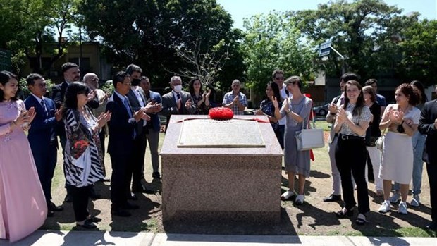 胡志明主席雕像传记碑揭幕仪式。（图片来源：越通社）