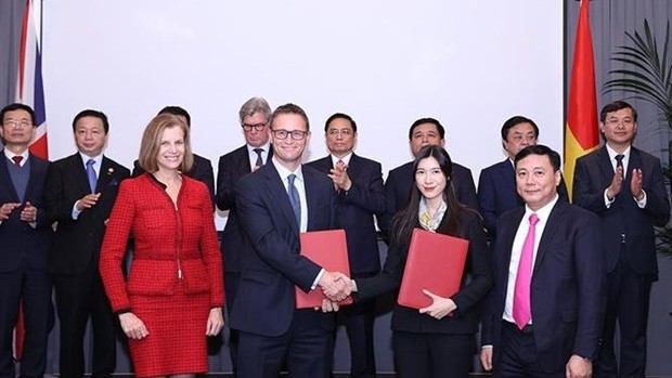 范明正总理出席越英两国各部门和企业的26份合作文件签字仪式。（图片来源：越通社）