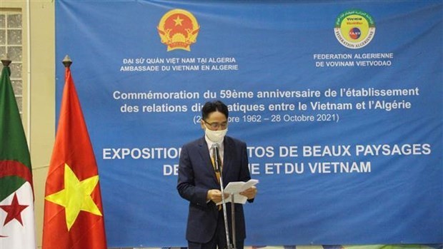 越南驻阿尔及利亚大使阮成荣发表讲话。（图片来源：越通社）