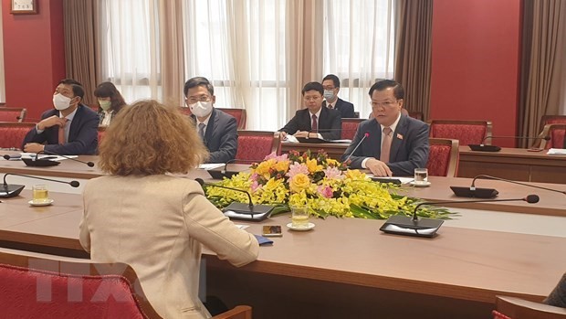 河内市委书记丁进勇会见世界银行驻越南首席代表卡罗琳•特克。（图片来源：越通社）