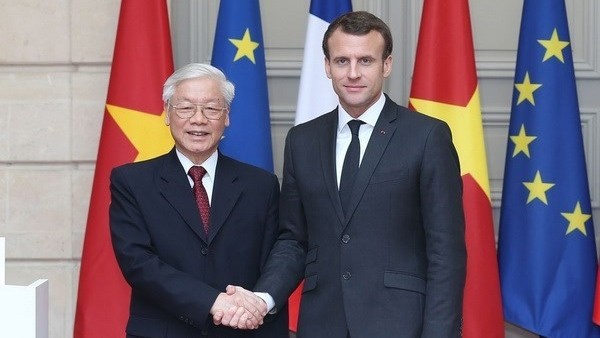 越共中央总书记阮富仲和法国总统埃马纽埃尔•马克龙2018年3月25日在法国合影。（图片来源：越通社）