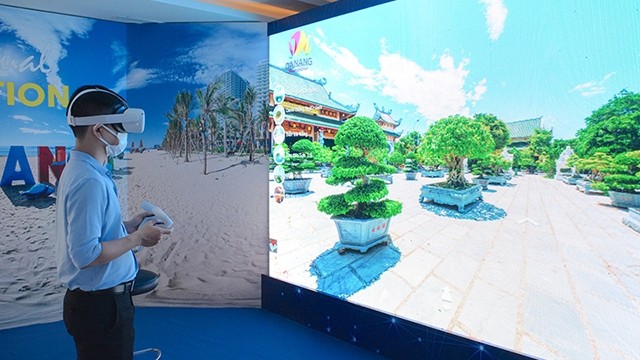 游客体验岘港旅游新产品VR360虚拟现实技术应用。