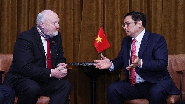 越南政府总理范明正会见利物浦大学校长、瑞士休谟研究所代表穆罕默德·阿卜杜勒教授。（图片来源：越通社）