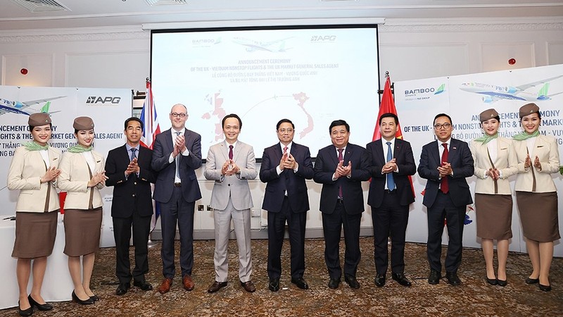 政府总理范明正出席越竹航空越南至英国直达航线发布仪式。