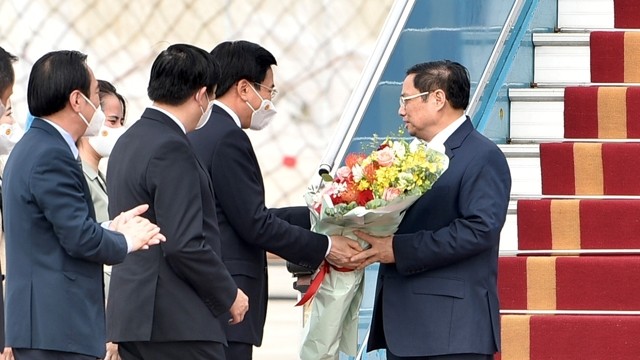 范明正总理一行抵达河内市国际内排机场。