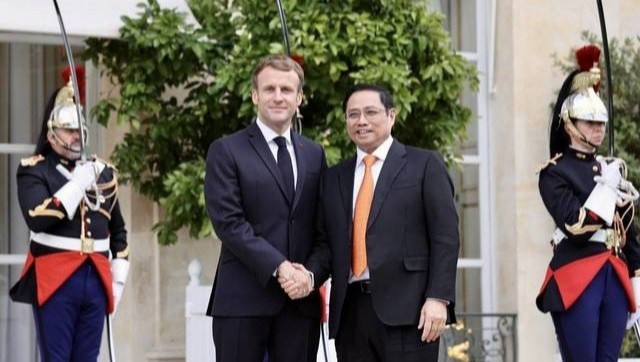 越南政府总理范明正（右）会见法国总统马克龙。（图片来源：越通社）