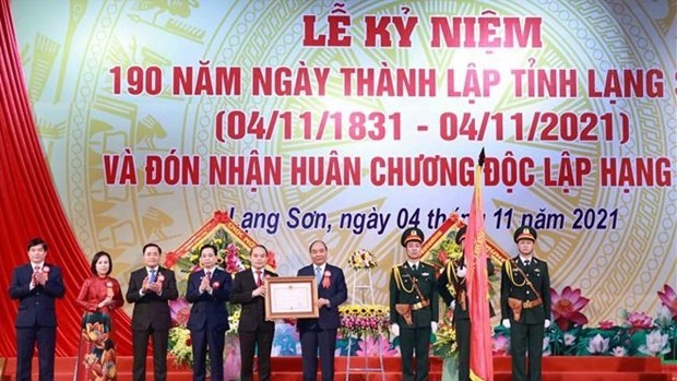 阮春福主席代表党和国家领导人向谅山省党委、政府和人民授予一级独立勋章。（图片来源：越通社）