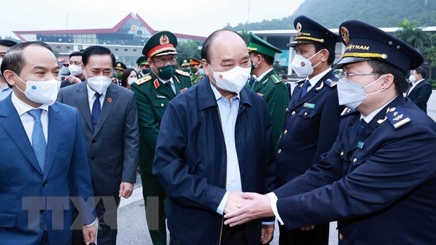 阮春福主席走访慰问在友谊国际口岸坚守岗位的干部战士们。