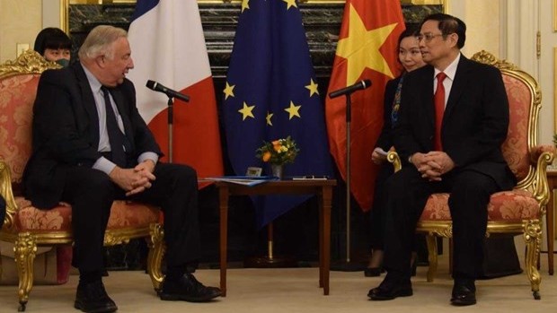 越南政府总理范明正会见了法国参议院议长热拉尔·拉尔歇。（图片来源：越通社）