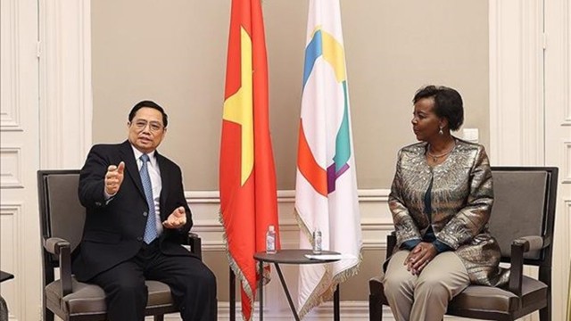 政府总理范明正（左）会见法语国家及地区国际组织秘书长。（图片来源：越通社）