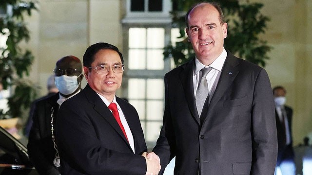范明正总理与法国总理让•卡斯泰握手。