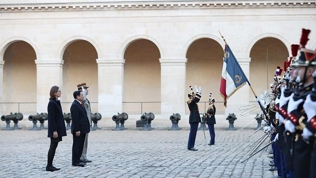 法国转型与公共服务部部长艾米莉·德·蒙特查林在巴黎荣军院主持仪式，欢迎范明正一行访问法国。（图片来源：越通社）