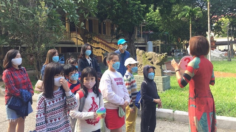 儿童参加“河内市中心的法式建筑”之旅。