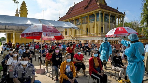 在柬埔寨金边等待接种 Covid-19 疫苗的人。（图片来源：法新社/越通社）