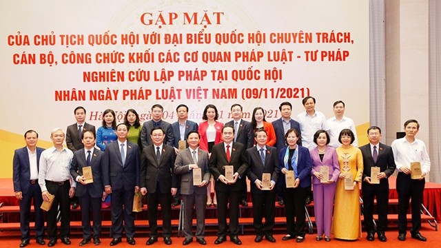 越南国会主席王廷惠和专职国会代表和法律-司法机构干部。（图片来源：人民军队报）