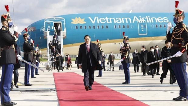 越南政府总理范明正抵达法国首都巴黎奥利机场，开始对法国进行正式访问。