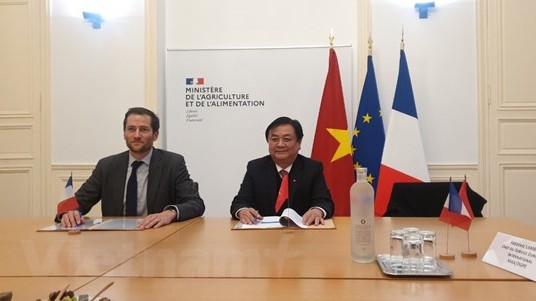 越南农业与农村发展部部长黎明欢同法国开发署代表签署合作备忘录。