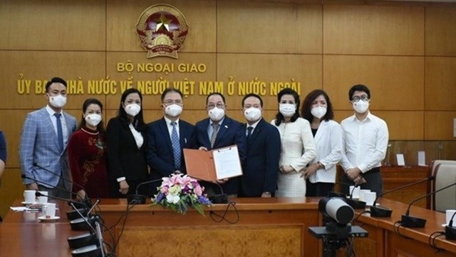 韩国爱心组织援助越南的物资交接仪式。（图片来源：外交部）