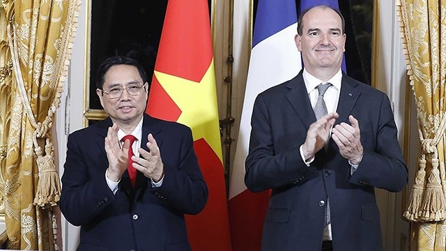 越南政府总理范明正与法国总理让·卡斯泰。（图片来源：越通社）