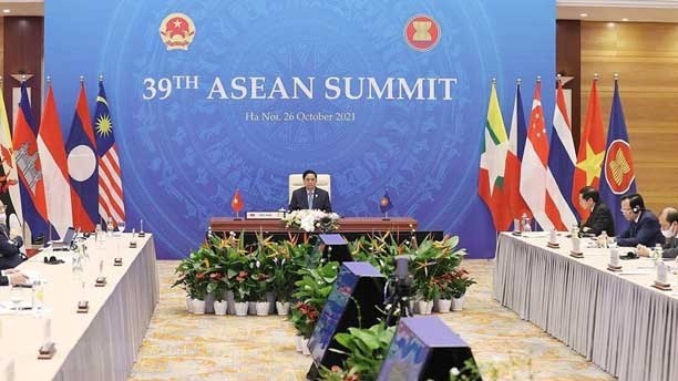 范明正总理在河内分会场出席第39届东盟峰会。（图片来源：越通社）