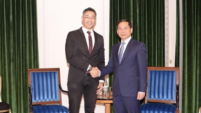 越南外长裴青山会见越南驻瑞士名誉领事菲利普·罗斯勒。