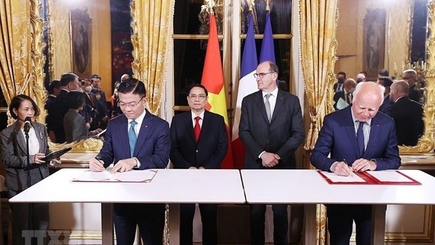 越南政府总理范明正见证越法合作协议签署。（图片来源：越通社）