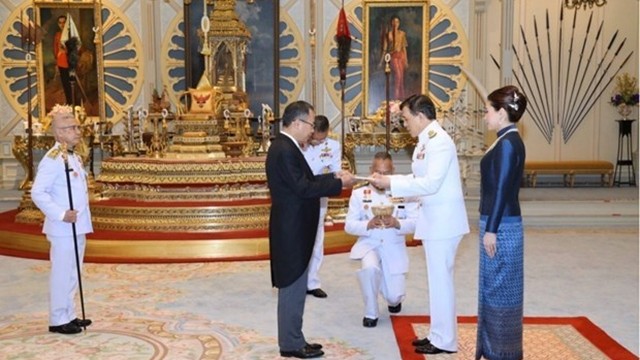 越南驻泰国特命全权大使潘志成向泰国国王玛哈·哇集拉隆功递交国书。（图片来源：越通社）