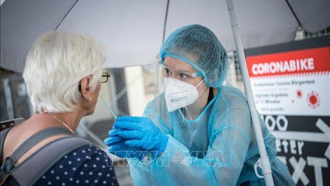 2021年7月30日，医务人员在德国柏林为人民采集样本进行 COVID-19 检测。 （图片来源：法新社/越通社）