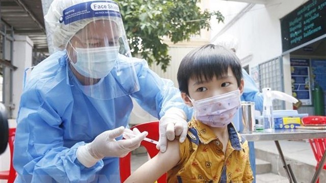 金边医护人员11月1日为一名儿童注射新冠疫苗。