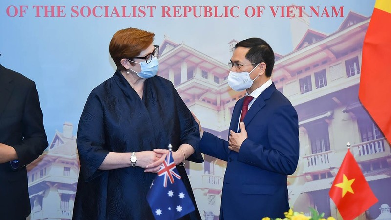 越南外交部部长裴青山与澳大利亚外交部长兼妇女事务部长玛丽斯·佩恩。（图片来源：越南与世界报）