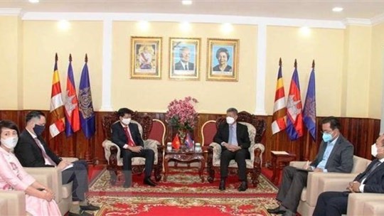 越南驻柬埔寨西哈努克省总领事武玉李（左）向西哈努克省领导、武装力量和人民致以国庆祝贺。（图片来源：越通社）
